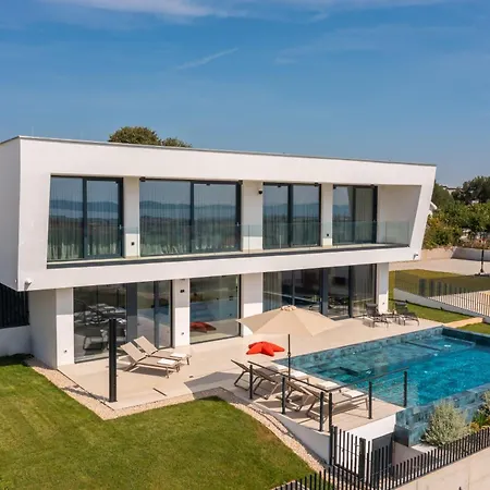 Villa 22 *